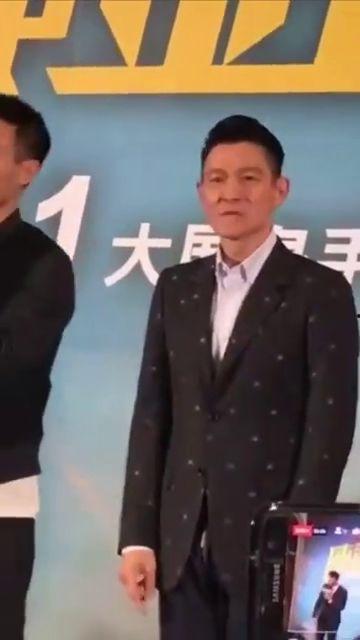 刘德华出席活动视频,风采依旧引粉丝尖叫