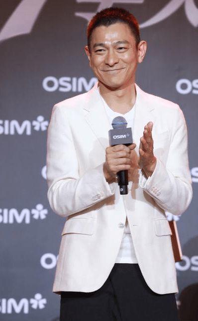 刘德华出席活动视频,风采依旧引粉丝尖叫