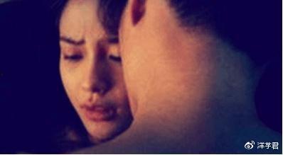 床吻戏杨颖,浪漫瞬间，情感升温