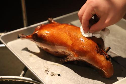 吃北京烤鸭视频,揭秘北京烤鸭制作全过程