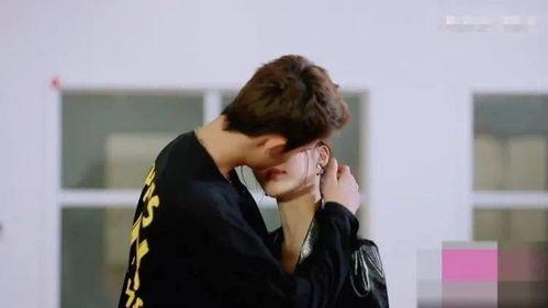 尔冬升床吻戏,情感纠葛下的激情火花